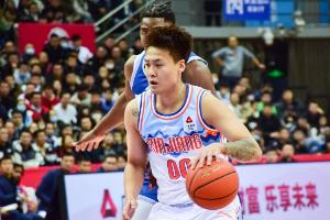 半岛体育官方网站-媒体人：曾凡博冲击NBA让北京锋线大打折扣 但赵睿能顶3号位
