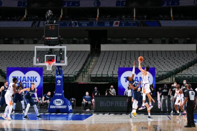 半岛体育官网-复出首战布克便命中绝杀 关键球战术竟源自保罗？