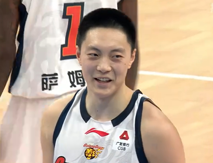 半岛体育官方网站-胡明轩做出1个重要的决定，球迷很开心！|广东队|广东男篮|山东男篮|青岛队|球票_新浪体育_新浪新闻